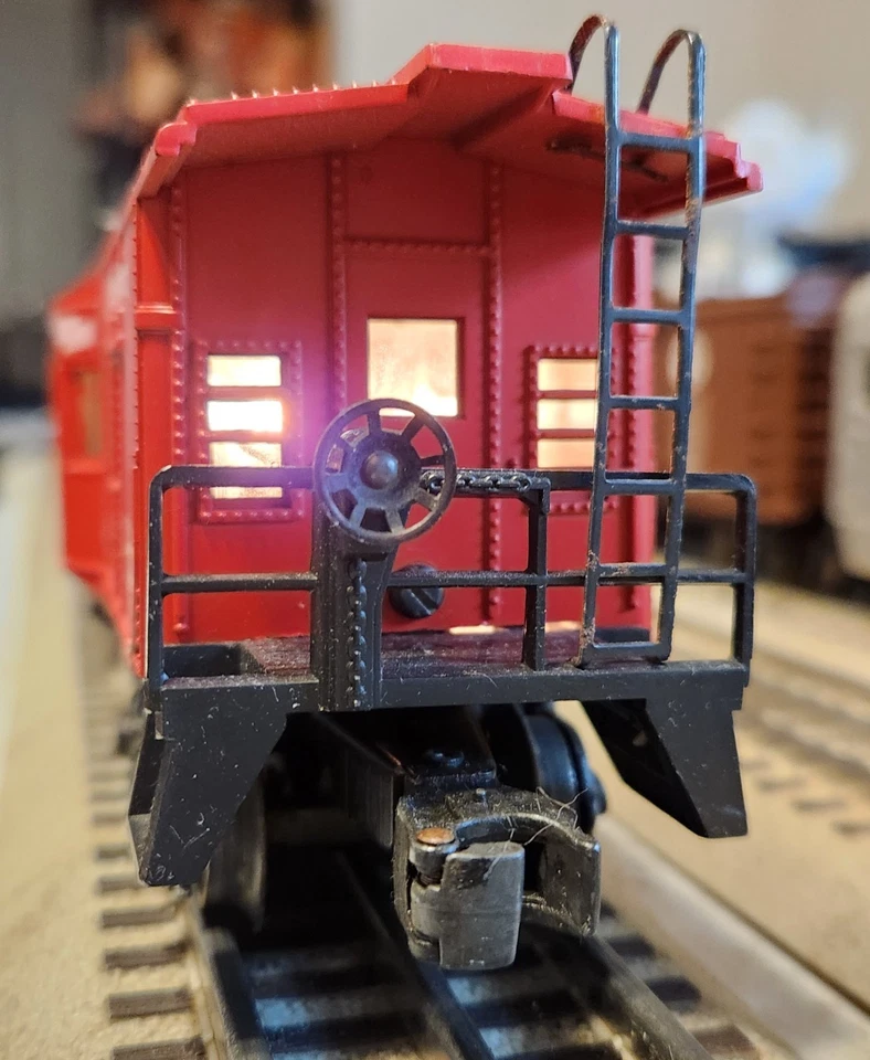 Lionel 6517 BAY WINDOW CABOOSE IN GOOD CONDITION WITH UNDER SCORED LETTERING. - Image 4 of 4