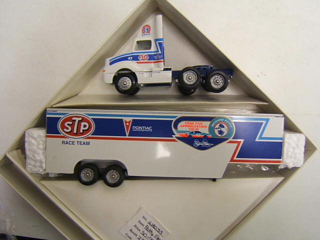 Camion Semi-remorque Mack Winross Richard Petty STP - 1:64 Diecast - Occasion