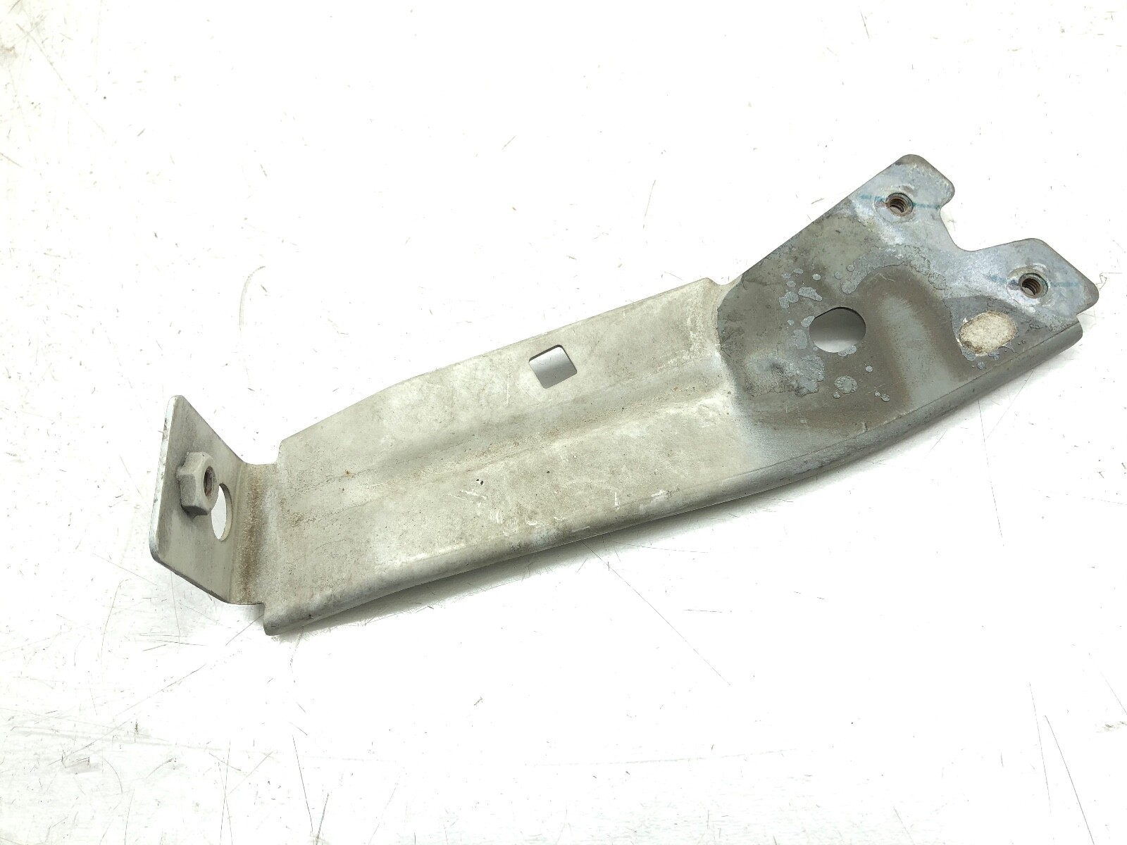 Maserati Ghibli 2014-2019 Front Left Fender bracket