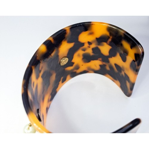 Brazalete con caparazón de tortuga ancho dorado cruz perla acento declaración religiosa - Imagen 7 de 10