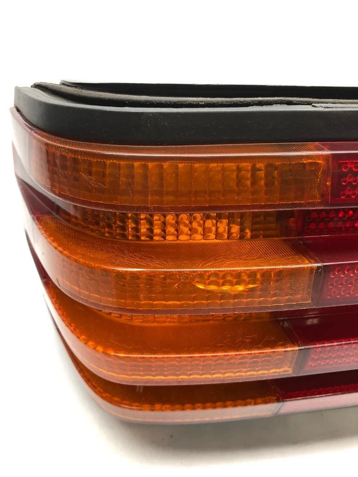 Luz trasera izquierda del lado del conductor Mercedes Benz 350SD W126 1990-1991 *Grietas por estrés Foto 3 de 4