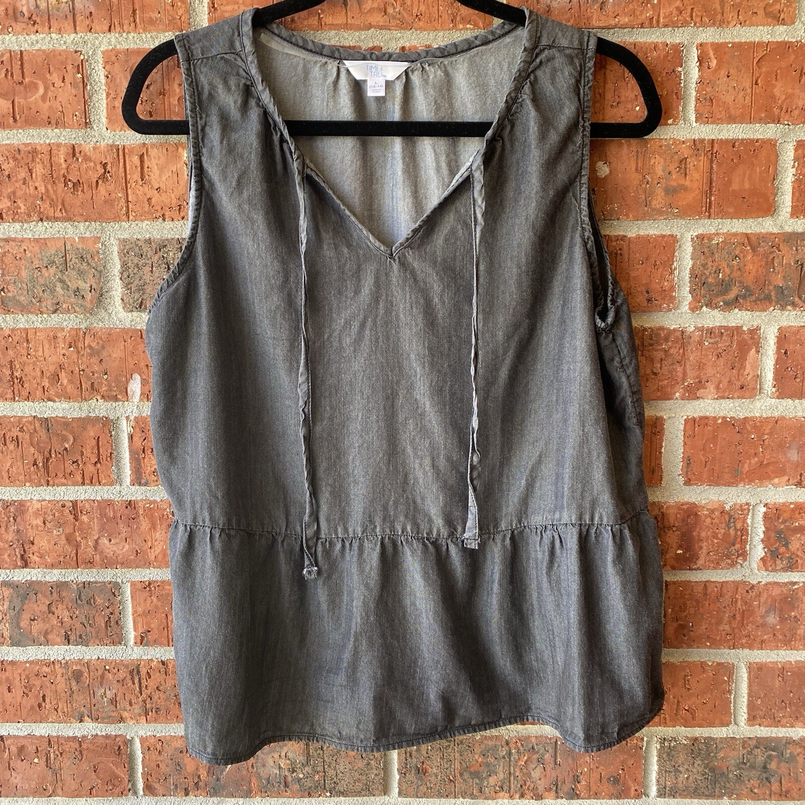 Time & Tru Size L Short Sleeve Tie Front Ruffled Dark Gray Chambray Blouse