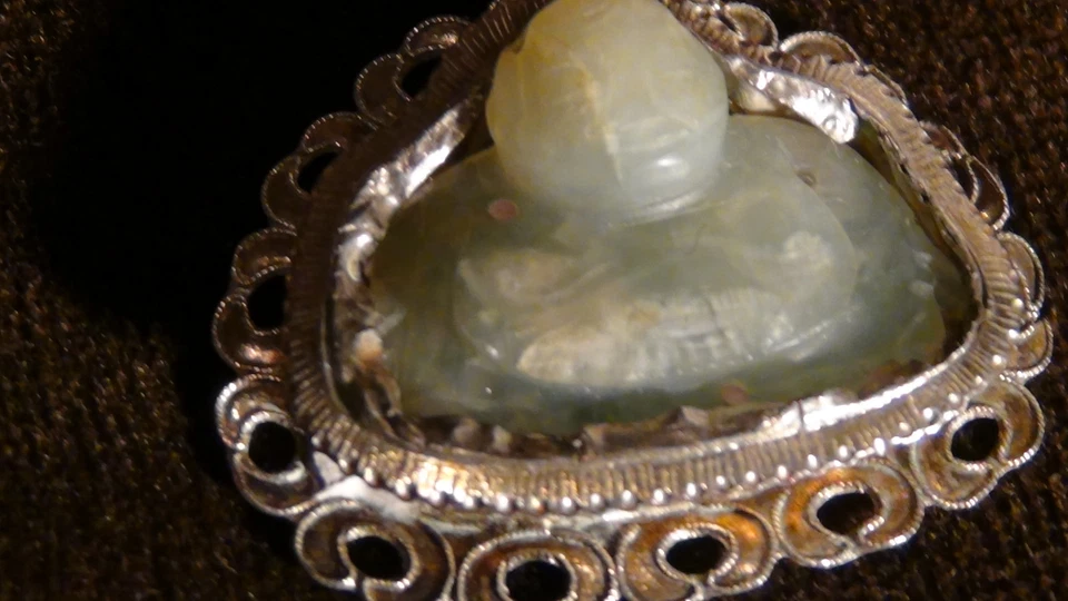 ANTIGUO AMULETO DE BUDA JADE CELADÓN NEFRITA CELADÓN CHINO DINASTÍA QING CON CADENA ESTERLINA Foto 4 de 4