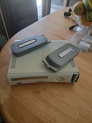 XBOX 360 CONSOLE ,Powers On Doesn't Read Disc, FOR PARTS OR REPAIR  