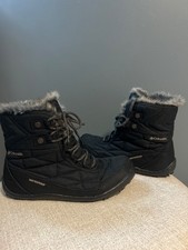 Womans Columbia Snowboots Waterproof Size 8 Womans Black boots with fur inside