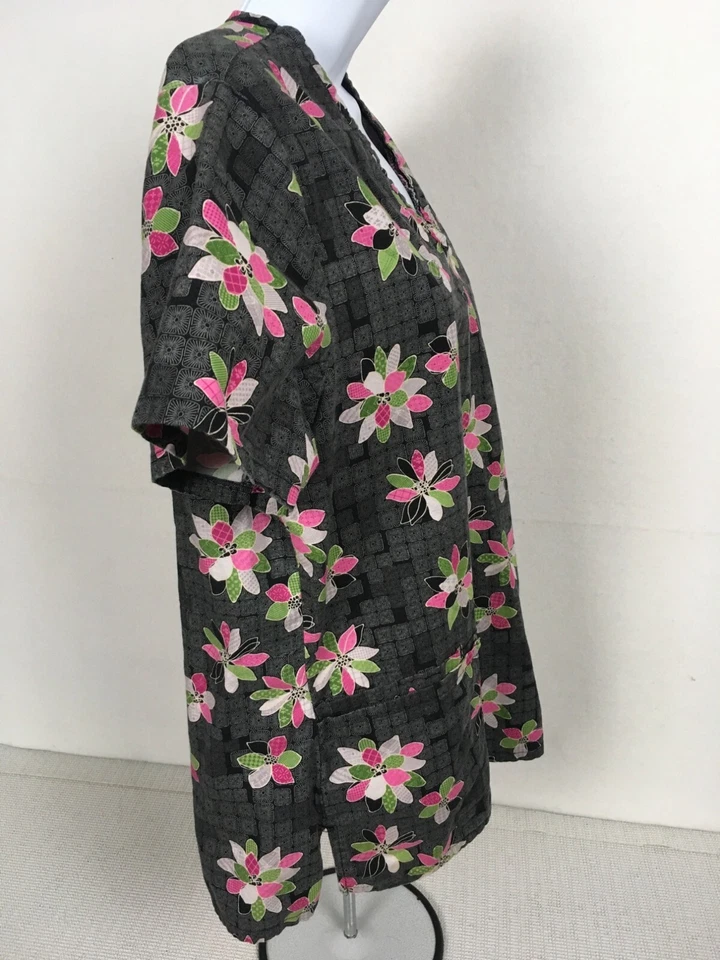 Blusa Médica SB para Mujer Talla M Gris con Flores Coloridas Mangas Cortas Bolsillos Foto 3 de 4