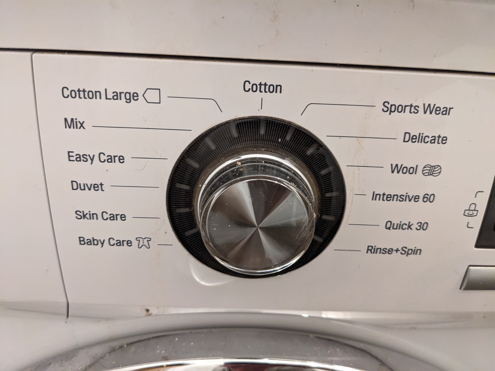 LG A+++ quality washing machine, white. 8kg load. Transport bolts