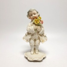 Karl Ens Art Deco Porzellan Figur &bdquo;Ein Junge mit Blumenstrau&szlig;&ldquo;, 1920er.