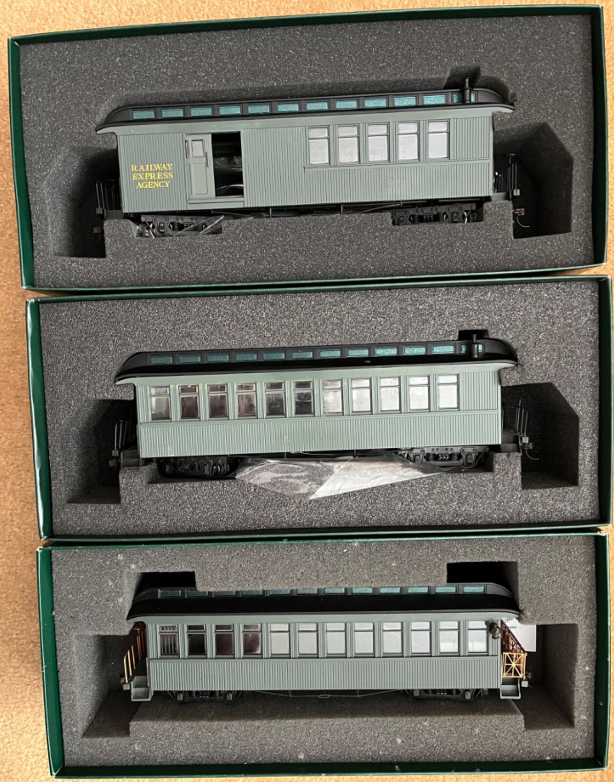 LOT OF 3 BACHMANN On30 PASSENGER CARS NO LETTERING COMBINE, COACH