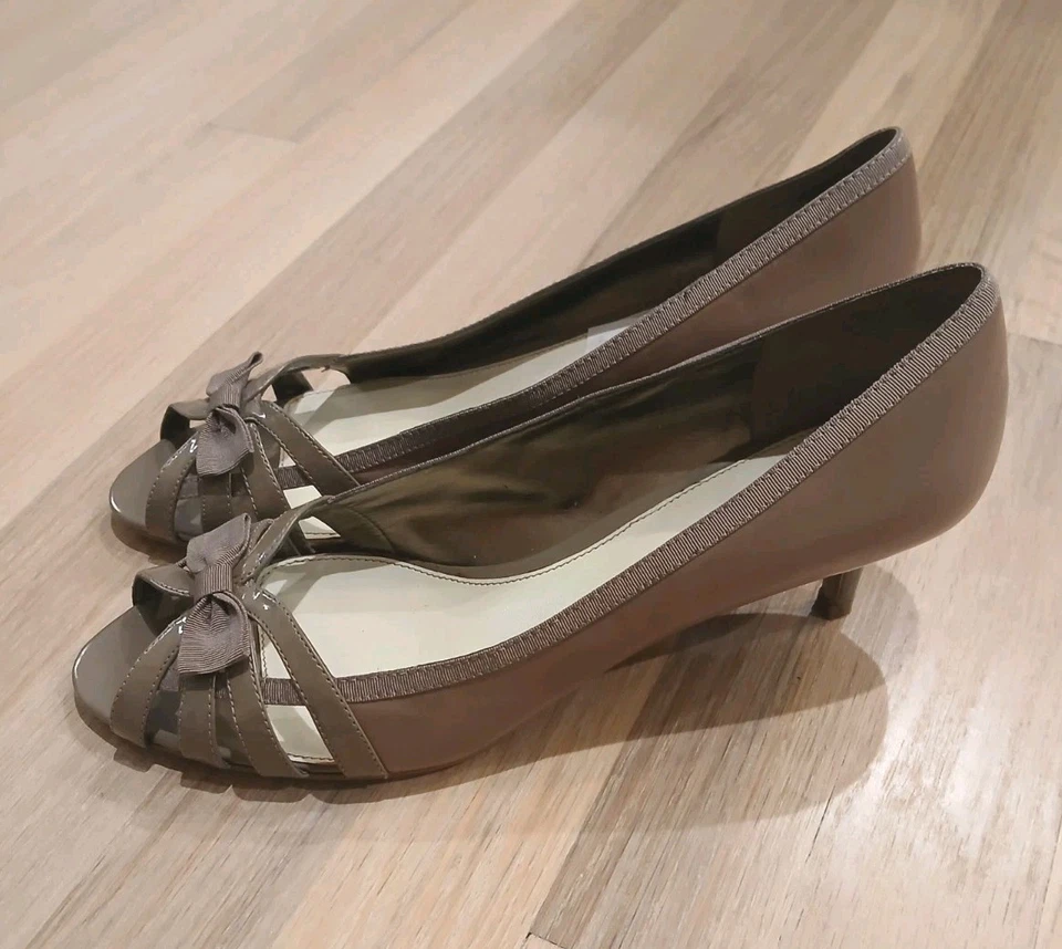 Bandolino 皮革灰褐色中跟蝴蝶结露趾高跟鞋尺寸:9 1/2 全新 — 第 2/4 张图片