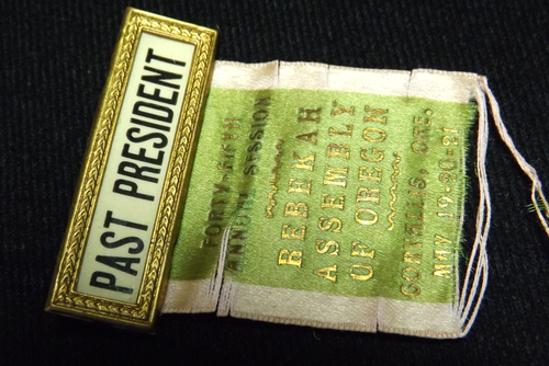 Rebekah Assembly Of Oregon Corvalliss Pin Ribbon Member Badge Ripped Ribbon - Zdjęcie 2 z 7