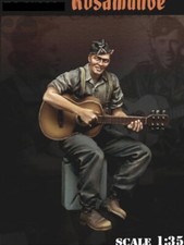 1/35 Scale WWII Soldier Playing Guitar Resin Model Figure Kit for Military Diora