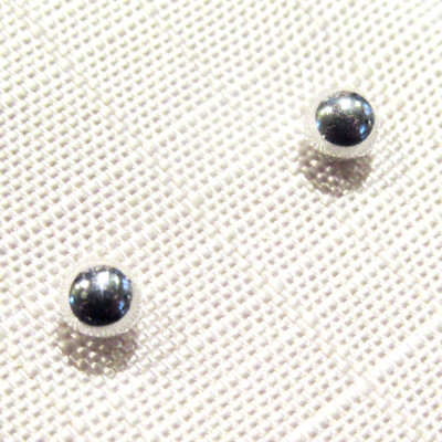 Süße schlichte Ohrstecker 333er Gold 8 Karat Wei0gold Kugeln Stud Earrings