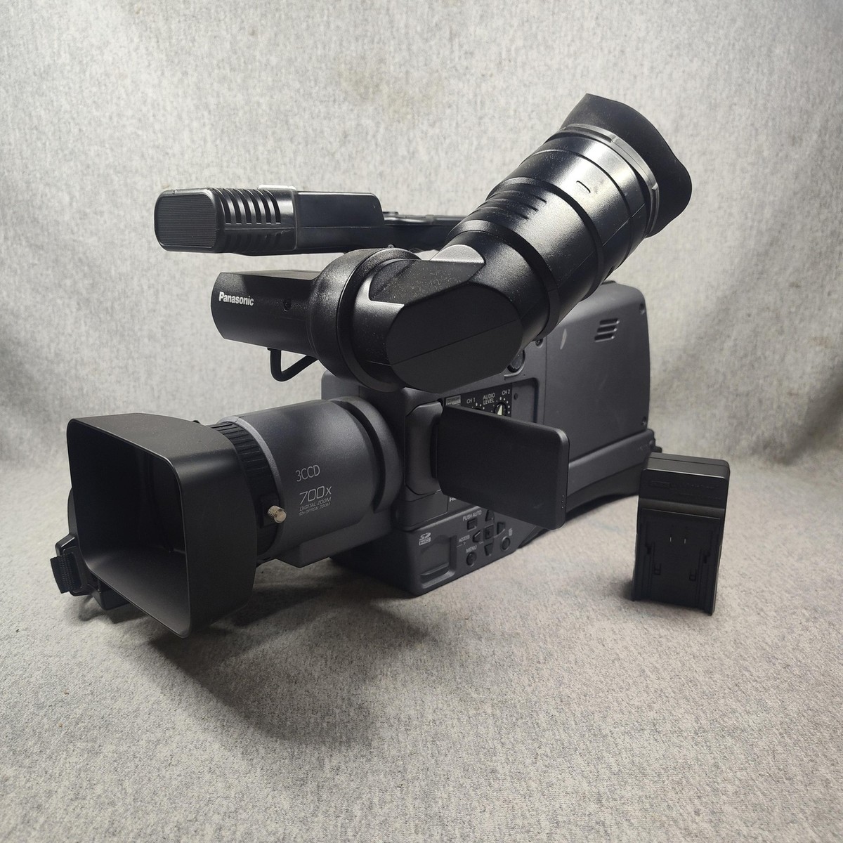 Panasonic AG-HMC70P HD Camcorder 3CCD AVCHD 12x Zoom SDHC Pro