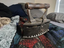 Antique Iron Coal Iron Made of Cast Iron with Wooden Handle & Hahn-Verschluss