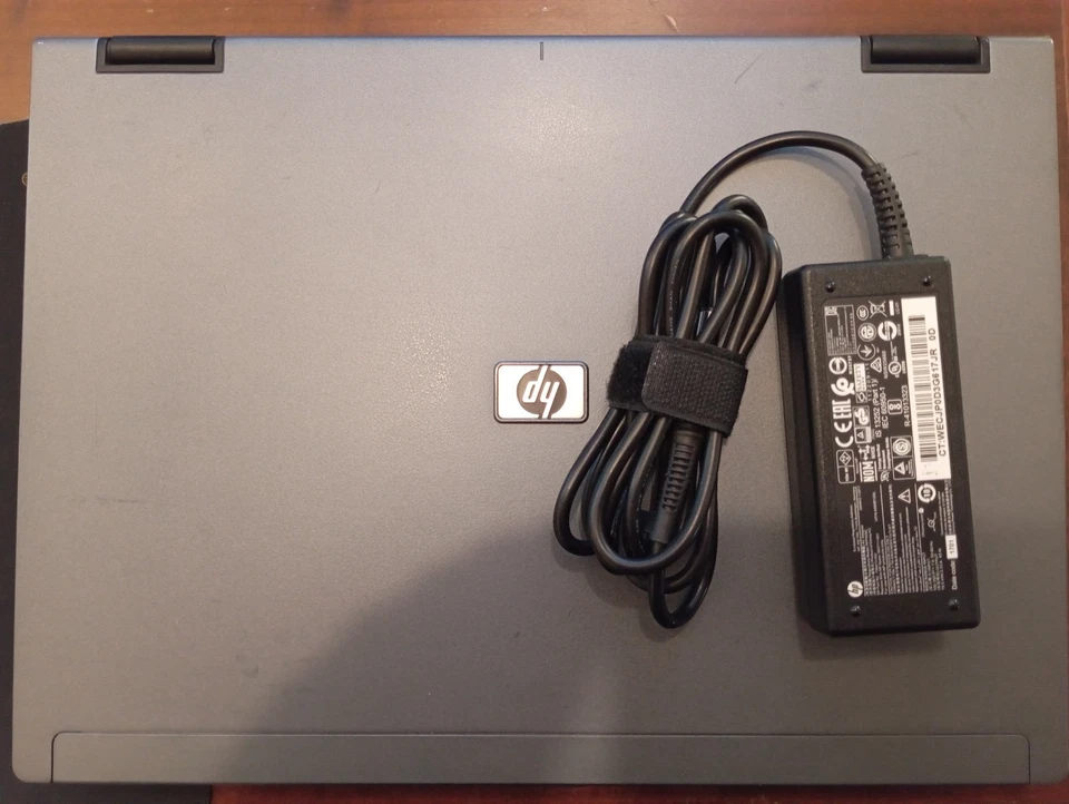 Vintage laptop HP Compaq 6910p (Intel T7500 2,2 GHz, 2 GB RAM) + alimentatore - Immagine 2 di 4