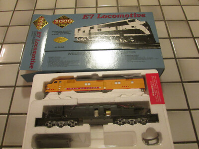 proto 2000 UNION PACIFIC E7 powered engine with mars light HO scale   