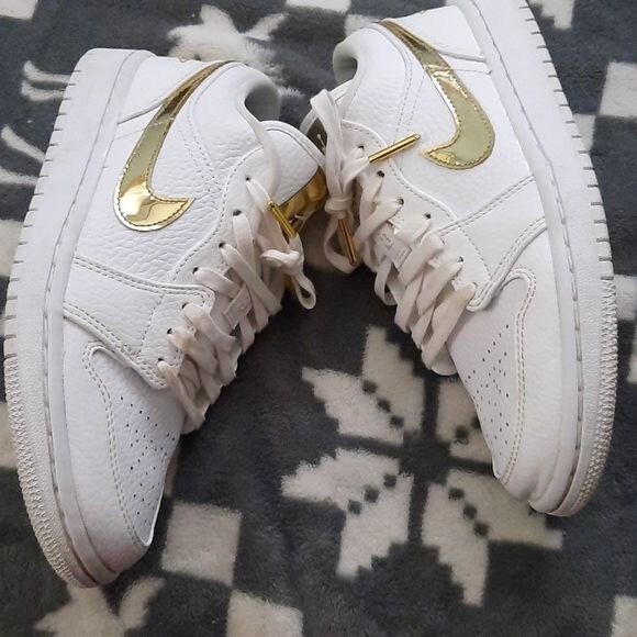 靴 NIKE WMNS AIR JORDAN 1 LOW SE WHITE/GOLD Nike WMNS Air Jordan 1 Low SE White Metallic Gold CZ4776-100