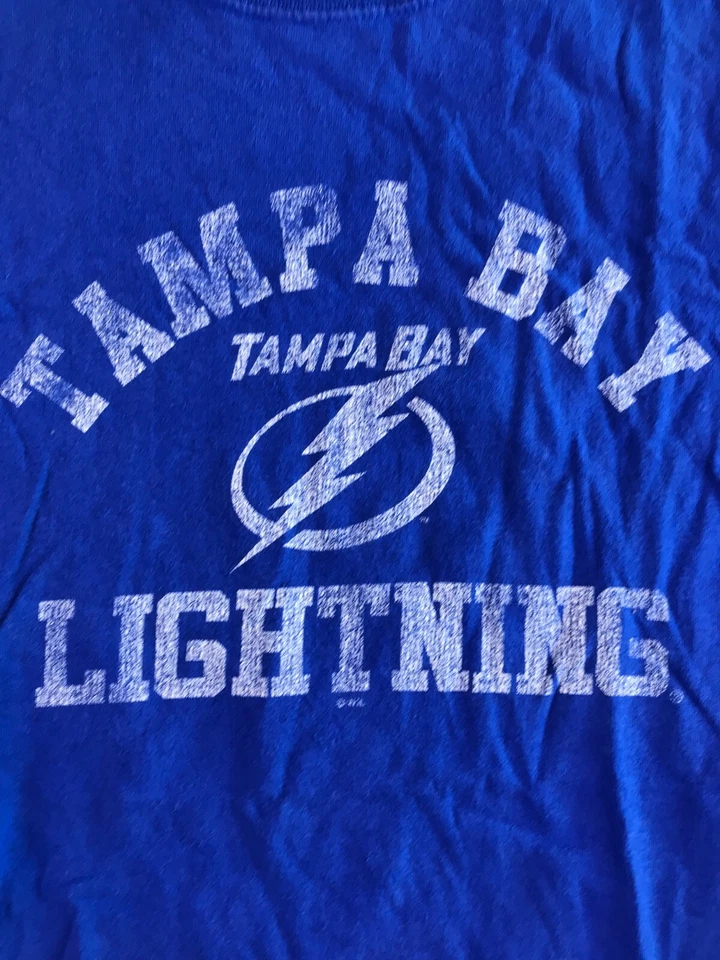 Camisa Tampa Bay Lightning Juvenil XL Azul Manga Corta Cuello Redondo NHL Hecha en EE. UU. Foto 4 de 4