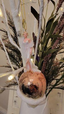 Marilyn Monroe, The Marvelous Marilyn Collection. By: Ashton Drake. 