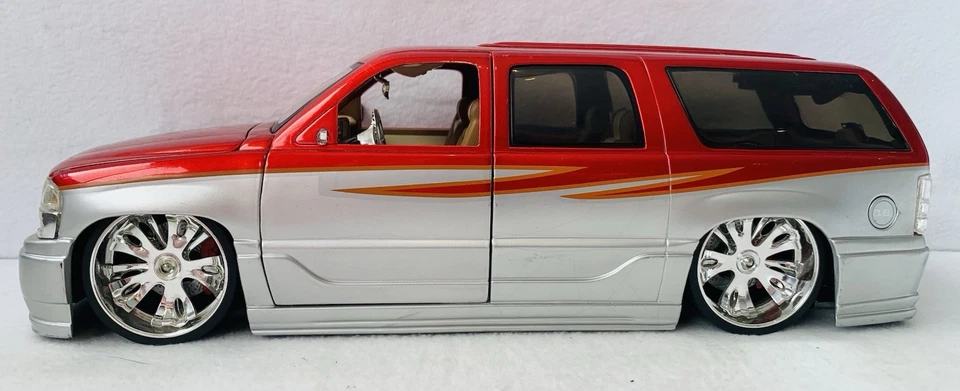 Jada Toys Dub City, escala 1/18 GMC Yukon Denali XL en rojo y plata, GC Foto 2 de 4