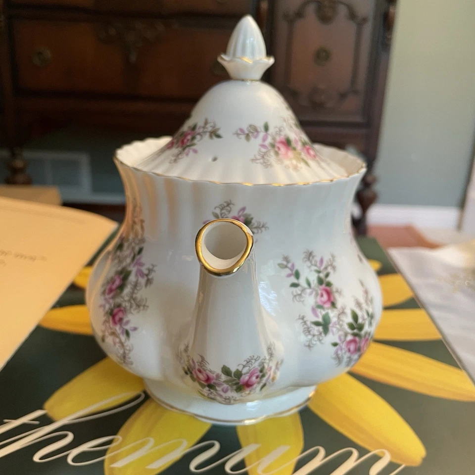 Vintage Royal Albert Bone China England Lavender Rose Tea Pot 5 Cups - Image 2 of 4