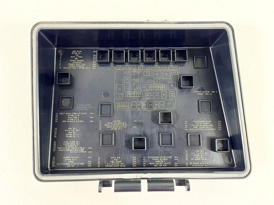 Chrysler Pacifica 2005-2007 debajo del capó relé de fusibles caja tapa superior cubierta OEM Foto 3 de 3