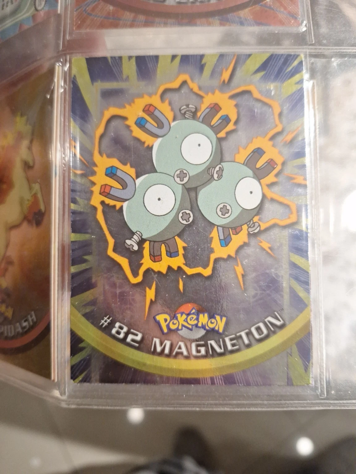 Magneton #82 Pokémon Topps Series 2 Rainbow Foil 2000 LP Blue Logo