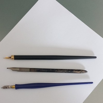 KONVOLUT VON 3 TINTENTAUCHSTIFTEN.