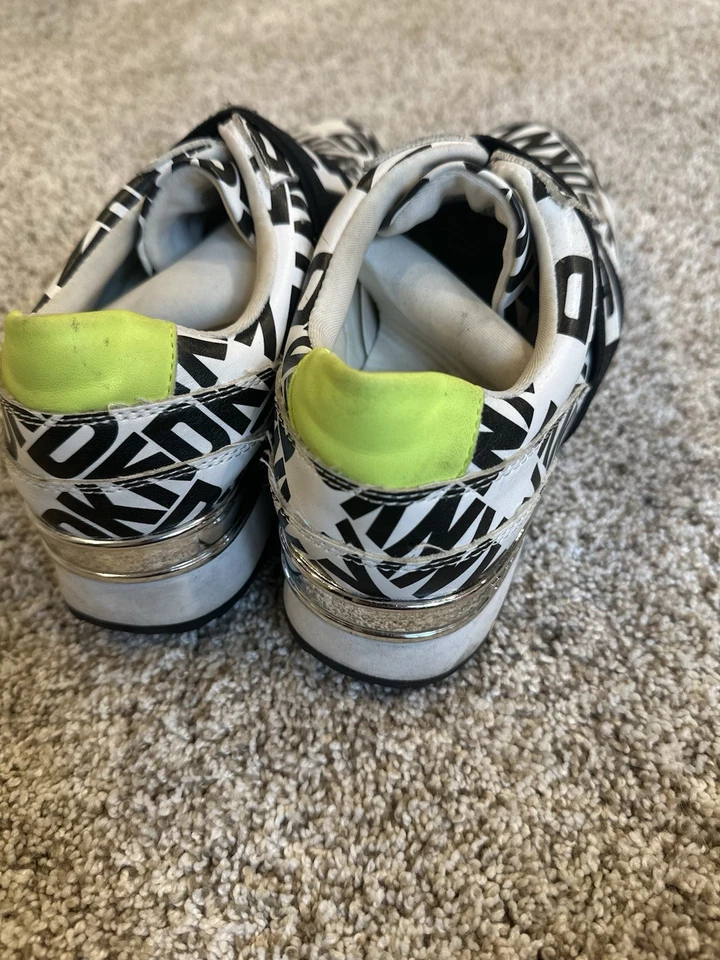 NUEVO DKNY Mujer Parte Superior Baja Sin Cordones Moda Tenis Blanco/Negro Marli EE. UU. 8M Foto 2 de 4