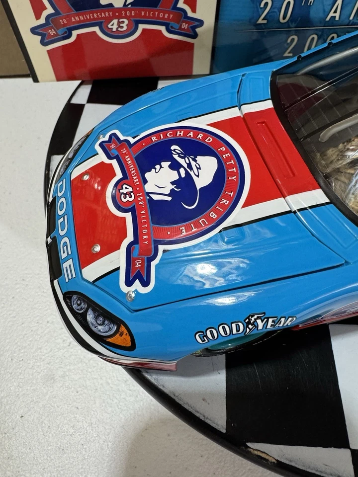 Richard Petty #43 Tributo 200 Aniversario Victoria 2004 1/24 Nascar Diecast Foto 3 de 4