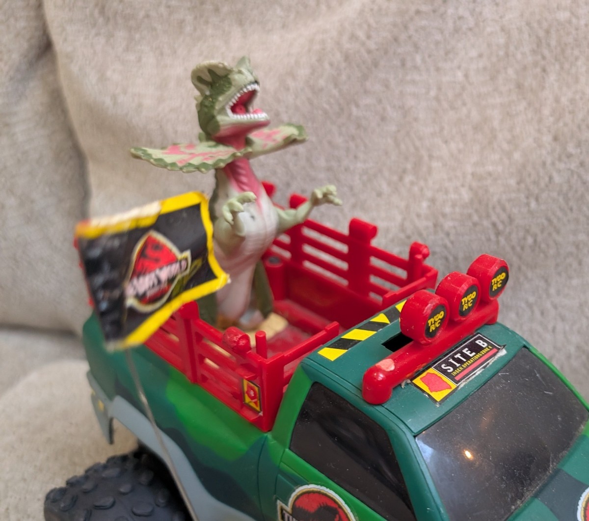 The Lost World Jurassic Park TYCO RC Car Spitting Dilophosaurus Parts  Remote