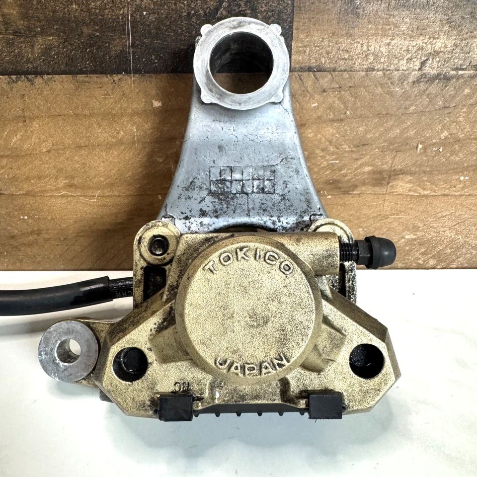 1999 - 2007 SUZUKI HAYABUSA ЗАДНИЙ ТОРМОЗ СУППОРТ ЗАДНИЕ КОЛОДКИ КРОНШТЕЙН TOKICO ЖЕЛТЫЙ - Изображение 2 из 4