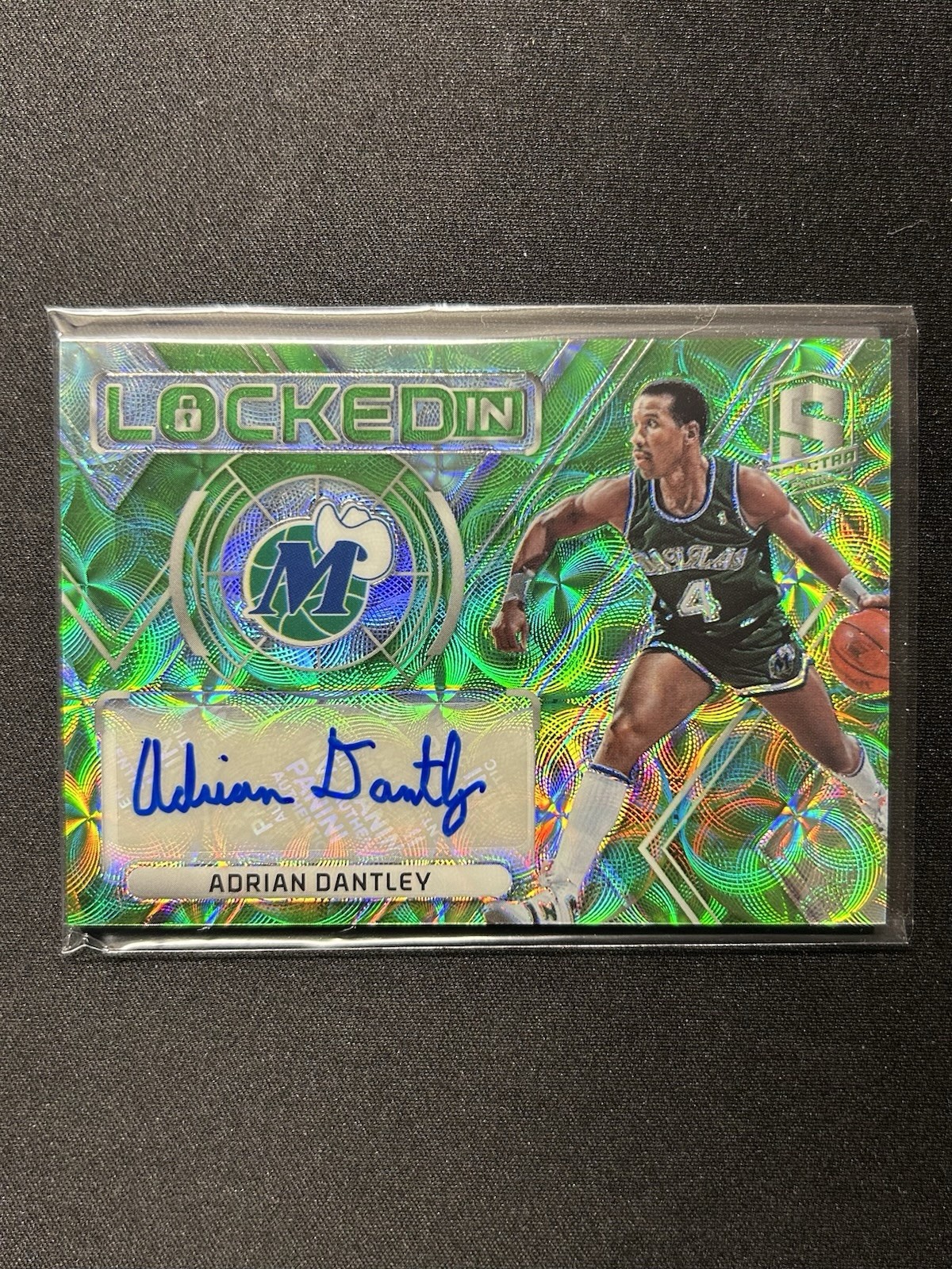 2017-18 Spectra Locked In Neon Green Prizm Auto /25 Adrian Dantley Mavs HOF