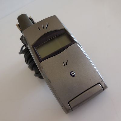 Téléphone mobile clapet ERICSSON T29S avec chargeur vintage design XX