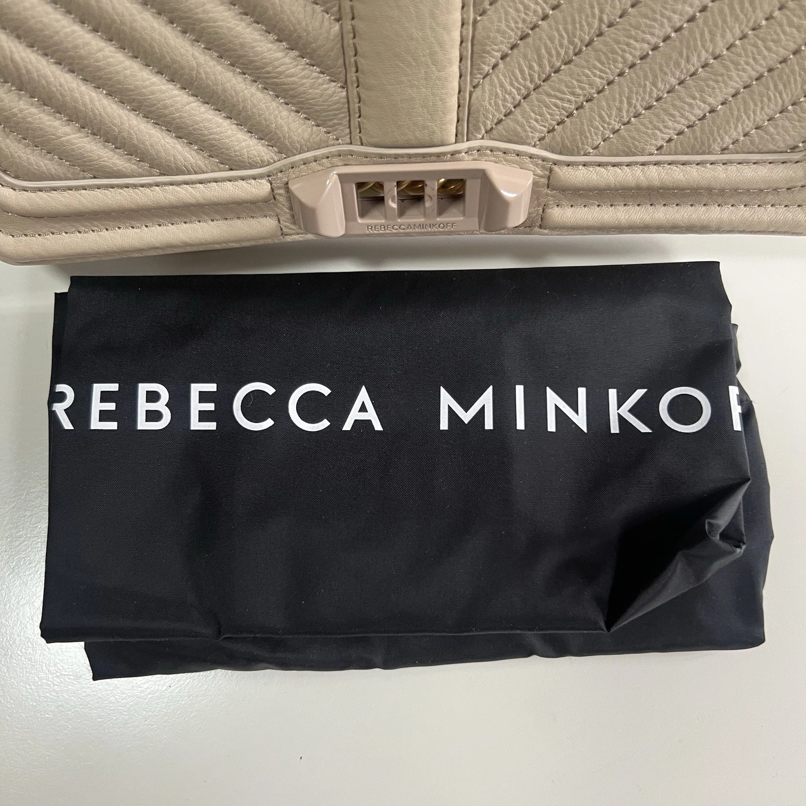 WANDLER Borsa a tracolla trapuntata Rebecca Minkoff Love Chevron nuova con etichetta esaurita colore pietra
