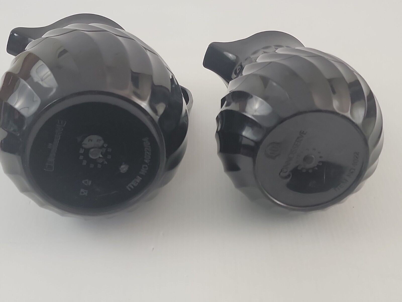 Vollrath 52140 Tilt And Pour Black SwirlServe 32-42 Ounce Beverage Server 