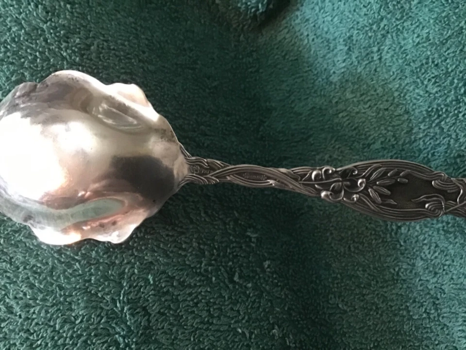 Antigua cuchara de plata esterlina Simpson Miller Hall & Co Frontenac con patrón de lirio Foto 2 de 3