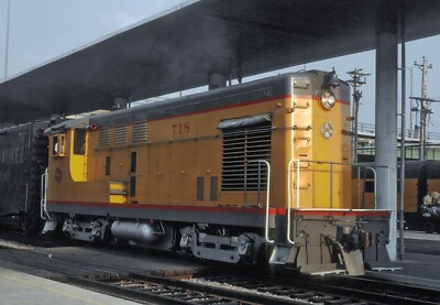MILW 718 (Fairbanks Morse H12-44) im neuen Depot Milwaukee, WI Aug 1966 8 x 10