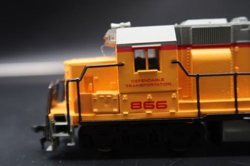 Escala HO Bachmann GP-40 Iluminado Diesel Loco Union Pacific Amarillo #866 - Imagen 12 de 20
