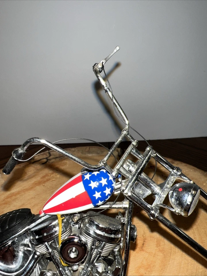 Franklin Mint 1:10 1969 Harley Davidson The Ultimate Chopper Easy Rider/Helment - Image 4 of 4