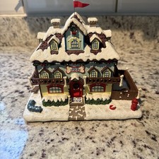 Hawthorne Village Doggie Dormer — MINT