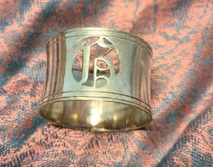 ANTIQUE SILVER NAPKIN RING CUT OUT MONOGRAMED B ♡ 1" X 1.75" BEAUTIFUL PIECE