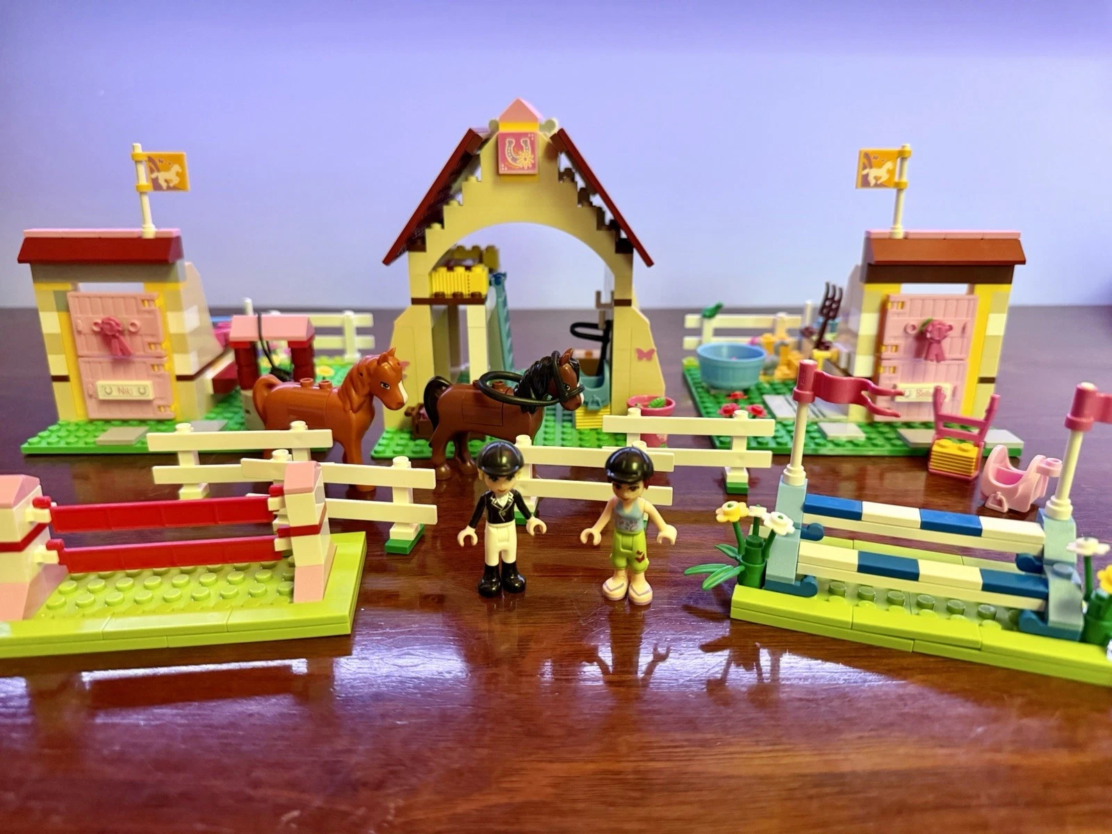 LEGO Friends 3189 Heartlake Stables w/ Mia and Katharina Minifigures 2012
