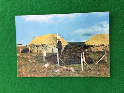 ALTE POSTKARTE KILMUIR SKYE CROFTING TORF STAPELN CROFTER