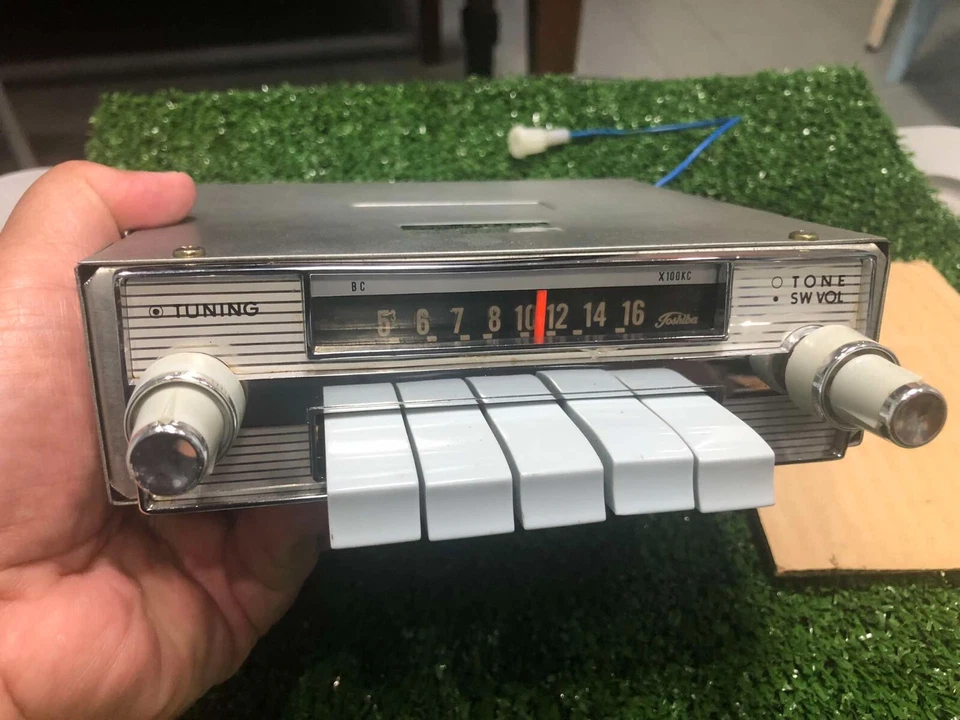 1964-67 DATSUN BLUEBIRD 410/411 Toshiba automotive radio.Nos Genuine japan (B) - Imagem 2 de 4