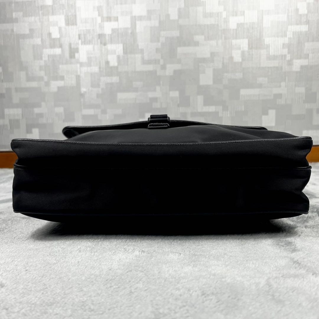 Current model, beautiful condition Prada shoulder… - image 6