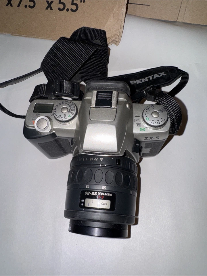 Cámara Pentax Vintage ZX-5 con lente 35-80 mm Foto 2 de 4