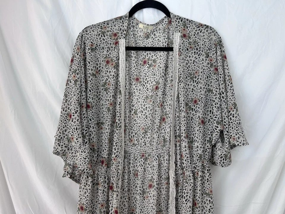 KORI AMERICA Kimono Espanador Médio Branco Aberto Floral Multicolorido com Acabamento de Renda - Imagem 4 de 4