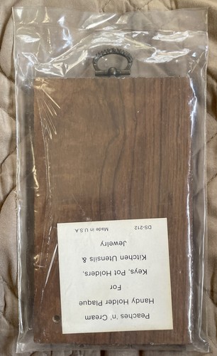 Vintage Handy Holder Wall Plaque 2 Hooks for Keys Aprons Pot Holders NIP Sealed - Picture 3 of 10